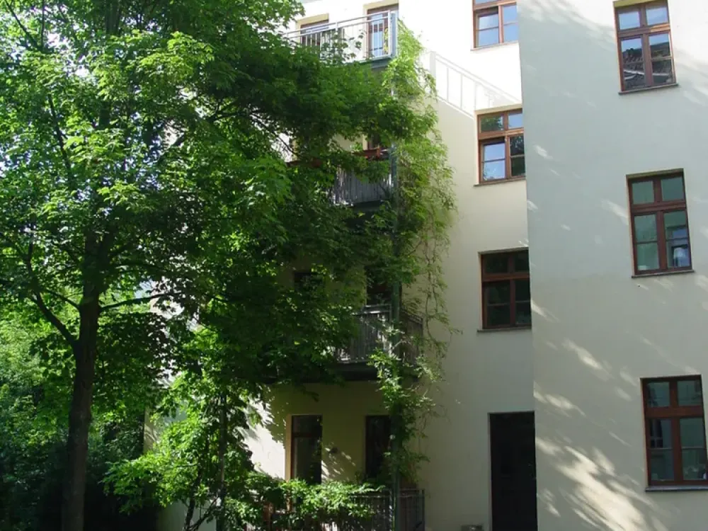 2-room apartment on the ground floor with eat-in kitchen in a quiet rear building in the best location of Südvorstadt