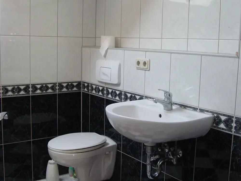 2-room apartment on the ground floor with eat-in kitchen in a quiet rear building in the best location of Südvorstadt