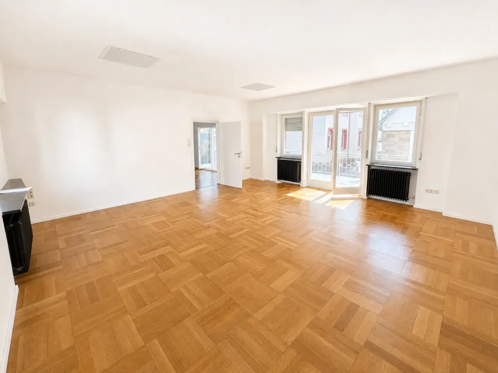 GROßZÜGIGES WOHNEN MIT HAUSCHARAKTER: 2,5-Zi. * ca. 124 qm * Garten * 2 Balkone * TL-Bad * Garage *