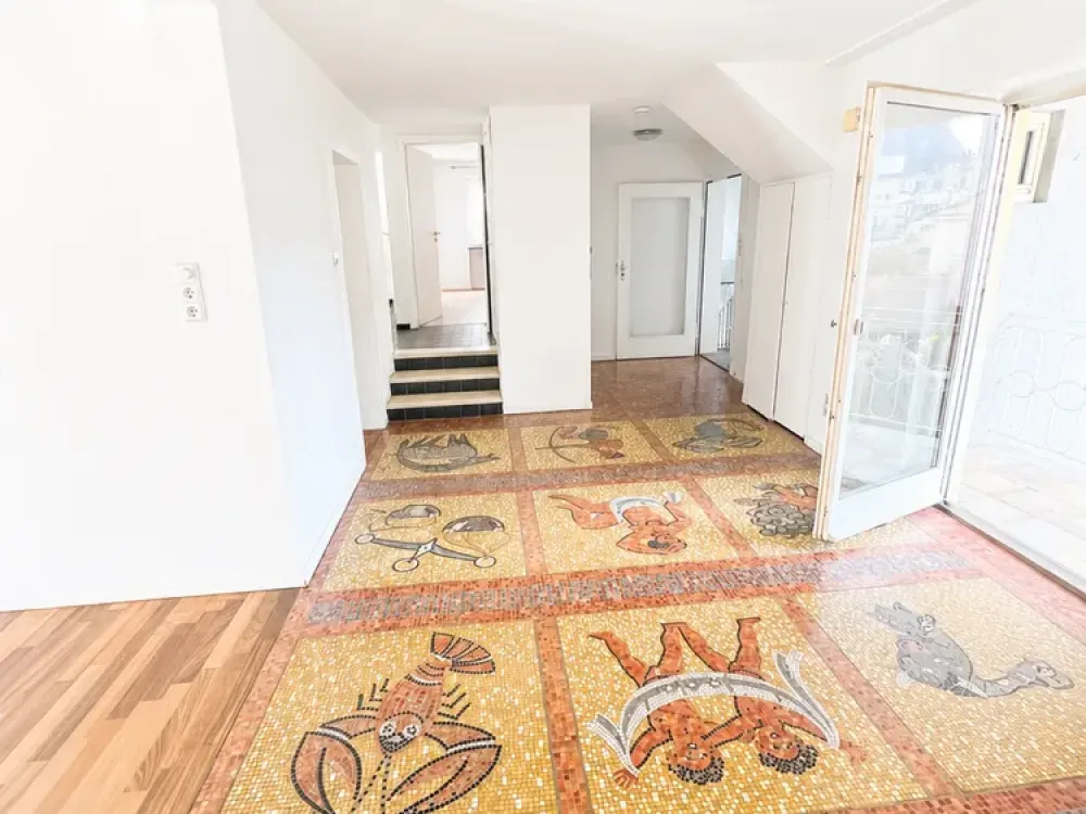 GROßZÜGIGES WOHNEN MIT HAUSCHARAKTER: 2,5-Zi. * ca. 124 qm * Garten * 2 Balkone * TL-Bad * Garage *