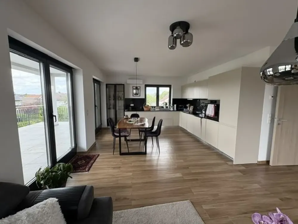 Helle, elegante 5-ZKB- Penthouse-Wohnung mit 2 Bädern und großen Dachterrassen.