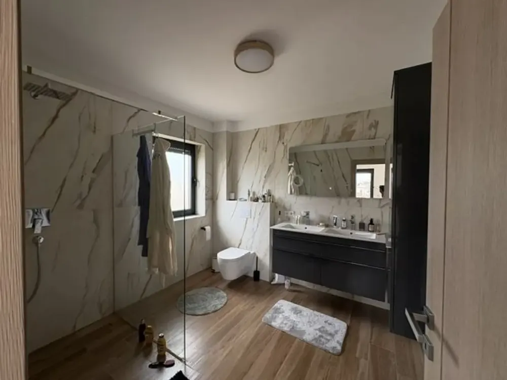 Helle, elegante 5-ZKB- Penthouse-Wohnung mit 2 Bädern und großen Dachterrassen.