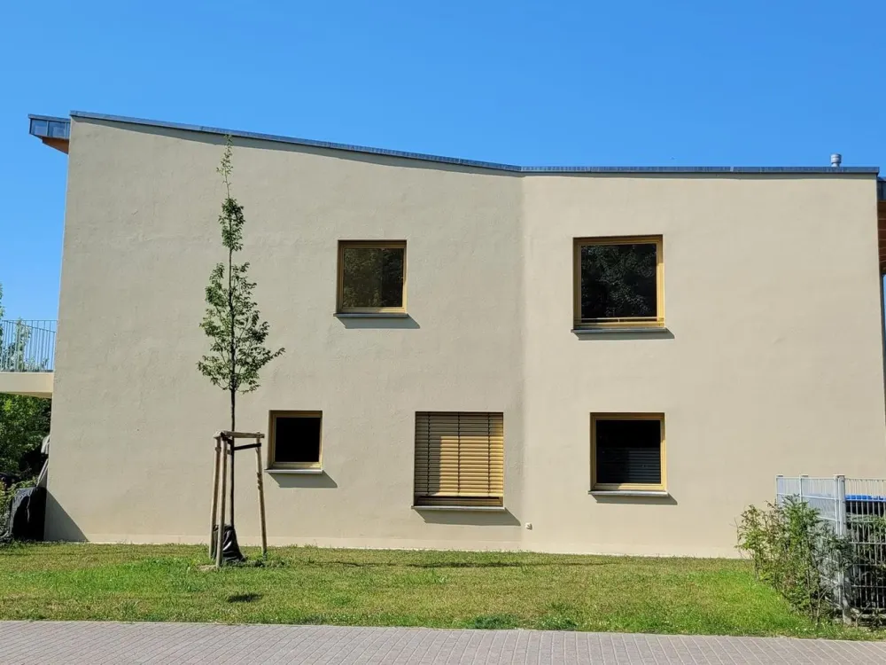 ERSTBEZUG, Traum am Cospudener See: 2-Raum-Wohnung mit Sonnenbalkon, EBK und TG-Stellplatz
