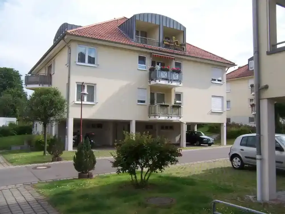 *** ab 15.09.2026 + 2 Zi. + Dachgeschoss +Balkon + Stellplatz + renoviert ***