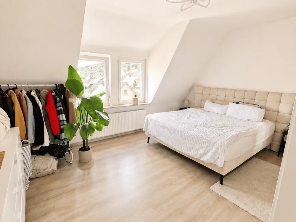 S-WANGEN: Großzügige, helle und gepflegte 4-Zi.-Wohnung im DG * TL-Bad * EBK * toller Balkon!