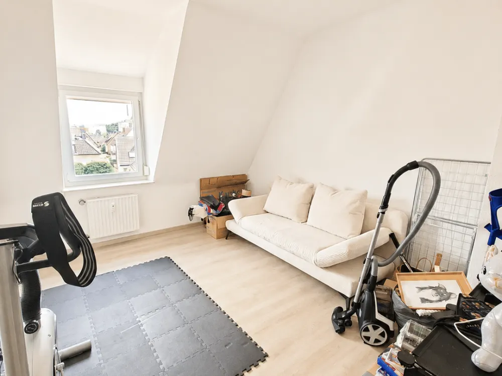 S-WANGEN: Großzügige, helle und gepflegte 4-Zi.-Wohnung im DG * TL-Bad * EBK * toller Balkon!