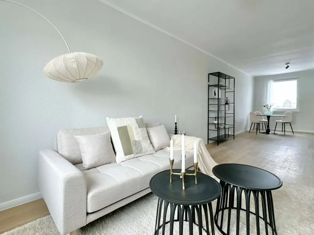 Erstbezug nach Sanierung: Moderne 2-Zi.-DG-Wohnung mit Einbauküche und PKW-Stellplatz