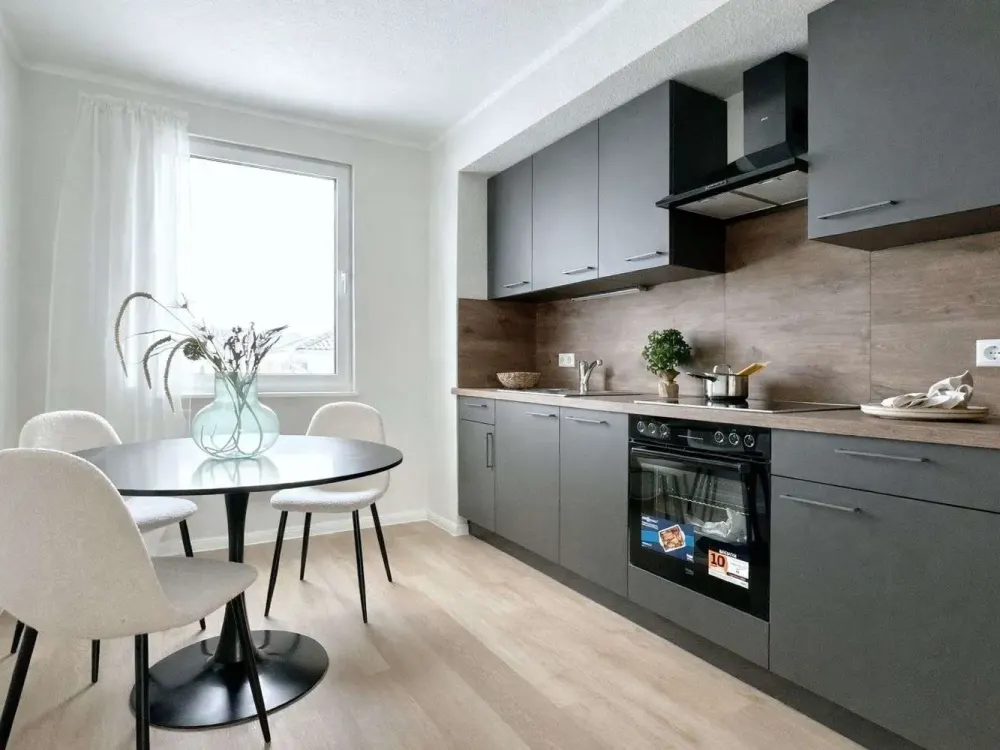 Erstbezug nach Sanierung: Moderne 2-Zi.-DG-Wohnung mit Einbauküche und PKW-Stellplatz