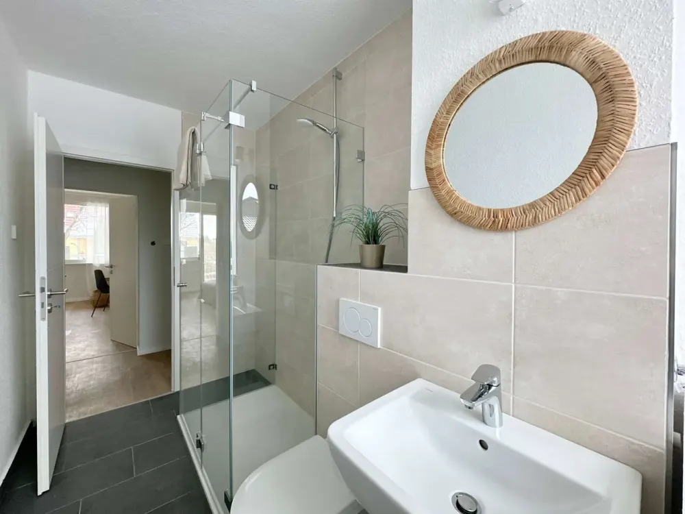 Erstbezug nach Sanierung: Moderne 2-Zi.-DG-Wohnung mit Einbauküche und PKW-Stellplatz