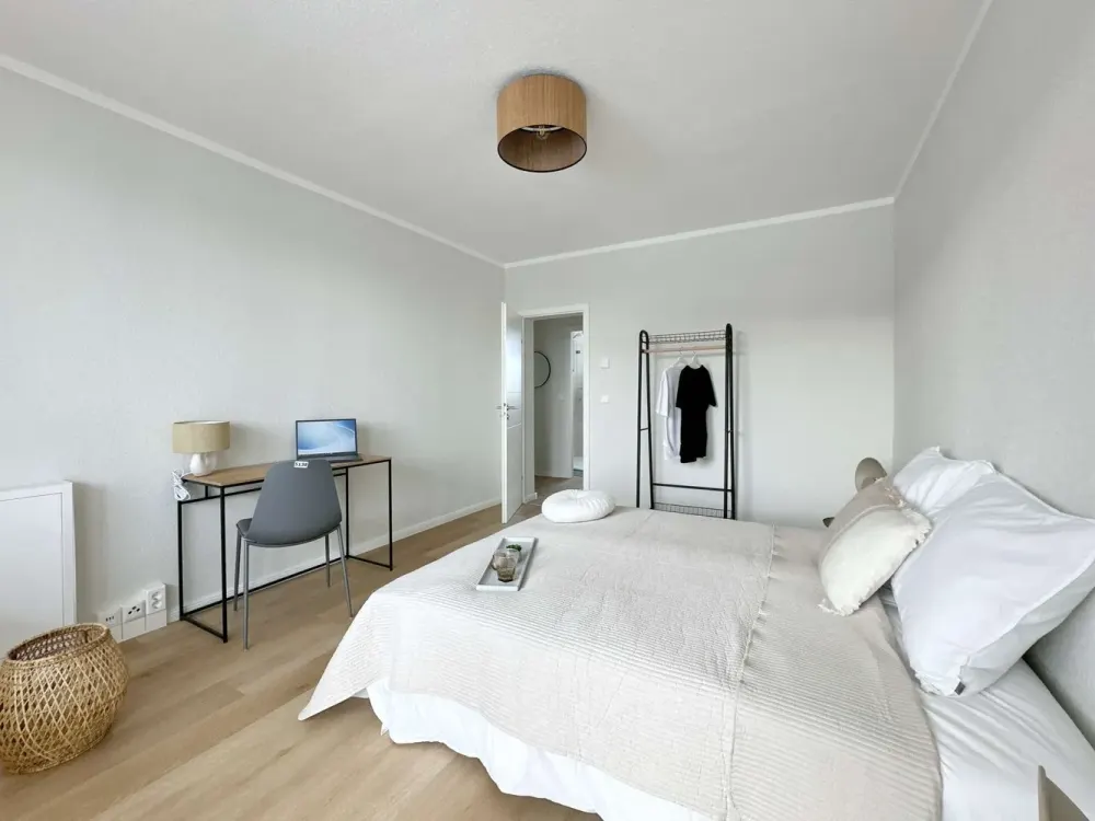 Erstbezug nach Sanierung: Moderne 2-Zi.-DG-Wohnung mit Einbauküche und PKW-Stellplatz