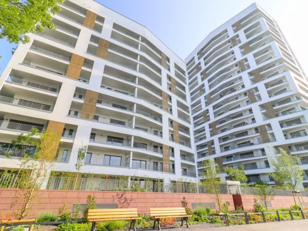 Elegantes Wohnambiente mit Balkon und neuer Einbauküche, großzügig, modern und lichtdurchflutet