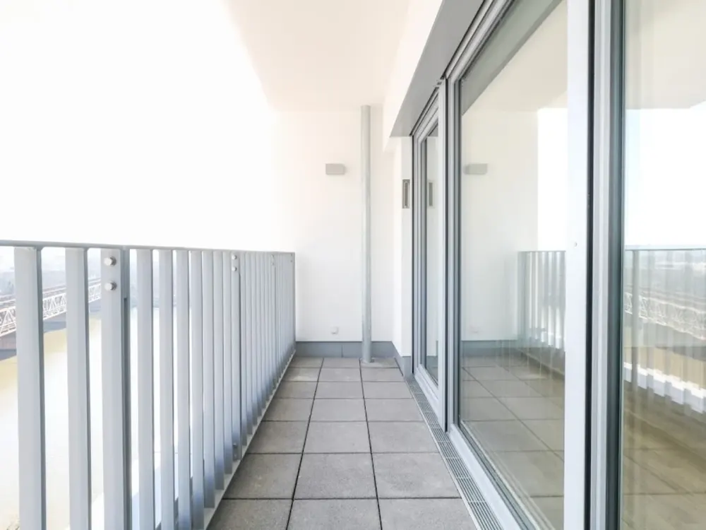 Elegantes Wohnambiente mit Balkon und neuer Einbauküche, großzügig, modern und lichtdurchflutet