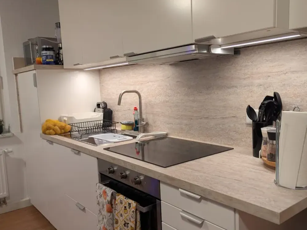 Perfect Location at Maxfeld Subway: 1.5-room Apartment with Fitted Kitchen in Well-Maintained Multi-Family House