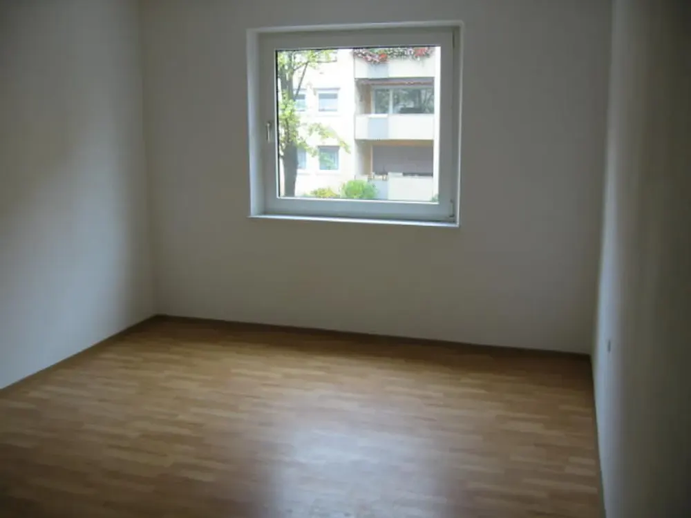 Perfect Location at Maxfeld Subway: 1.5-room Apartment with Fitted Kitchen in Well-Maintained Multi-Family House