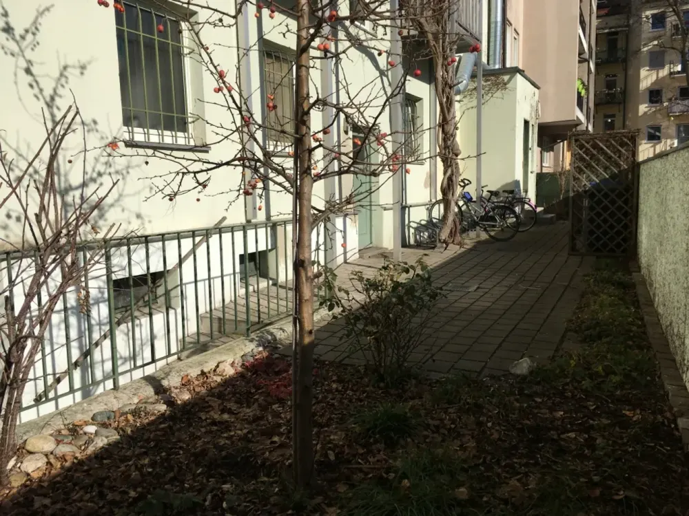 Perfect Location at Maxfeld Subway: 1.5-room Apartment with Fitted Kitchen in Well-Maintained Multi-Family House