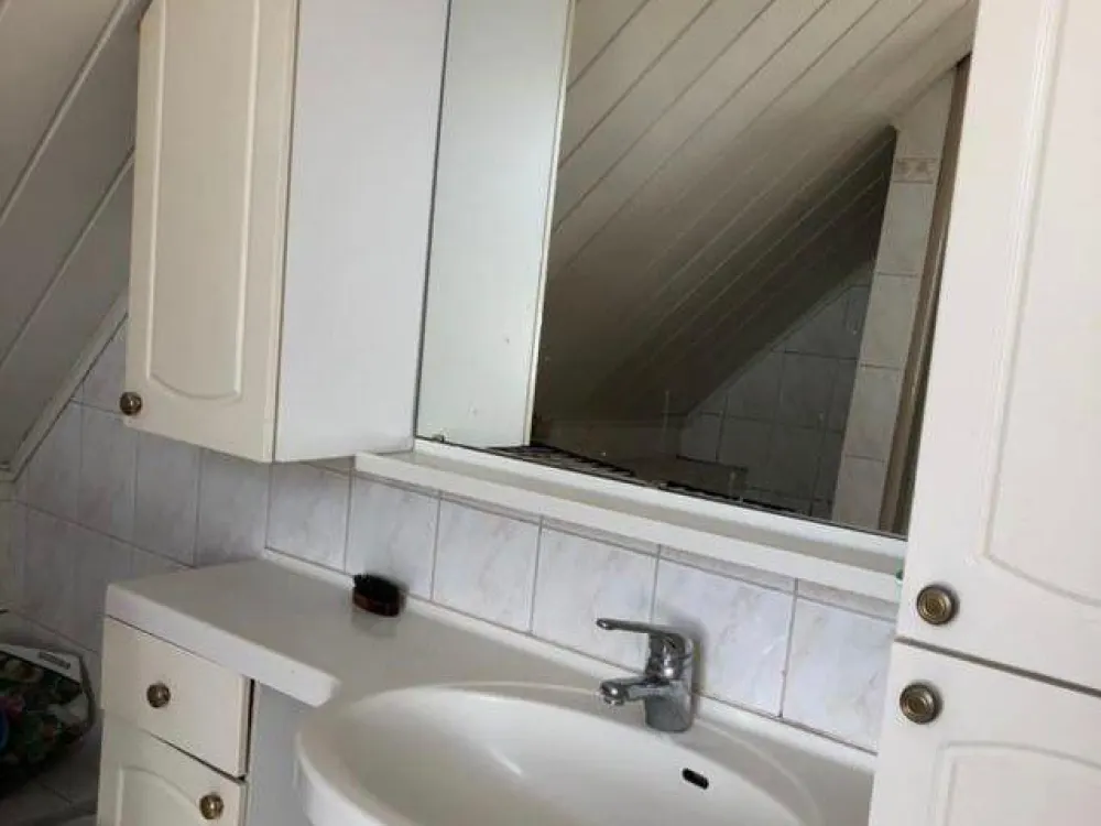 Zimmer möbliert