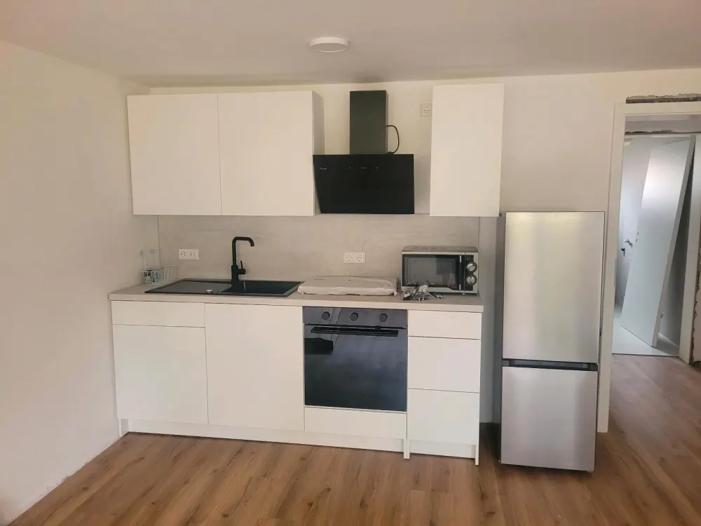 1 Zimmer 32 m2 Untergeschoßwohnung mit viel Tageslicht