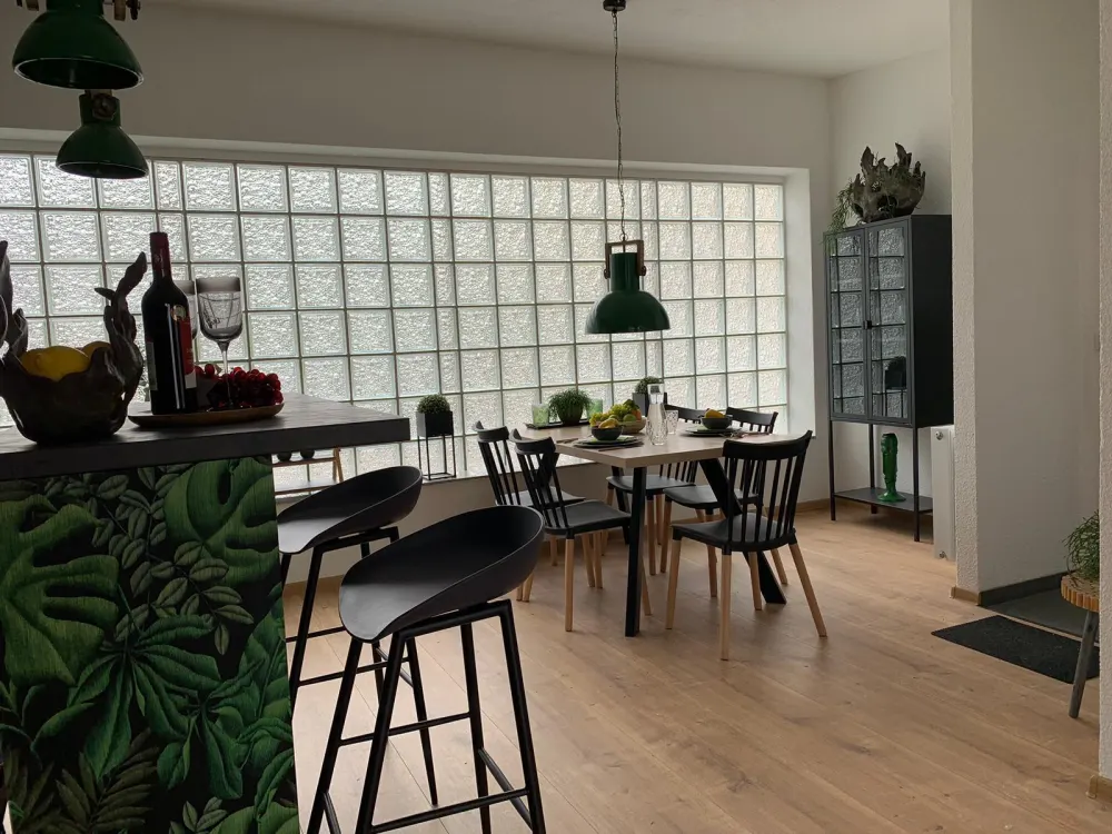 möblierte 2-Zimmer Wohnung Monatliche Miete 1.390,-EUR zzgl NK