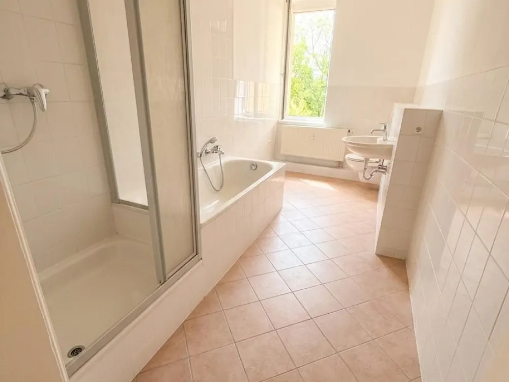 neu renovierte 2-Zi-Whg in Dresden-Cossebaude, Dusche und Wanne