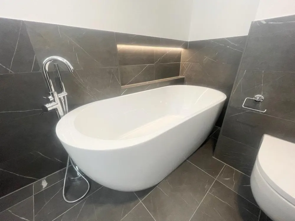 Ganz oben! * Lift * Dunkles Parkett * Fußbodenheizung * tolles Bad mit Wanne & Dusche * LED-Licht