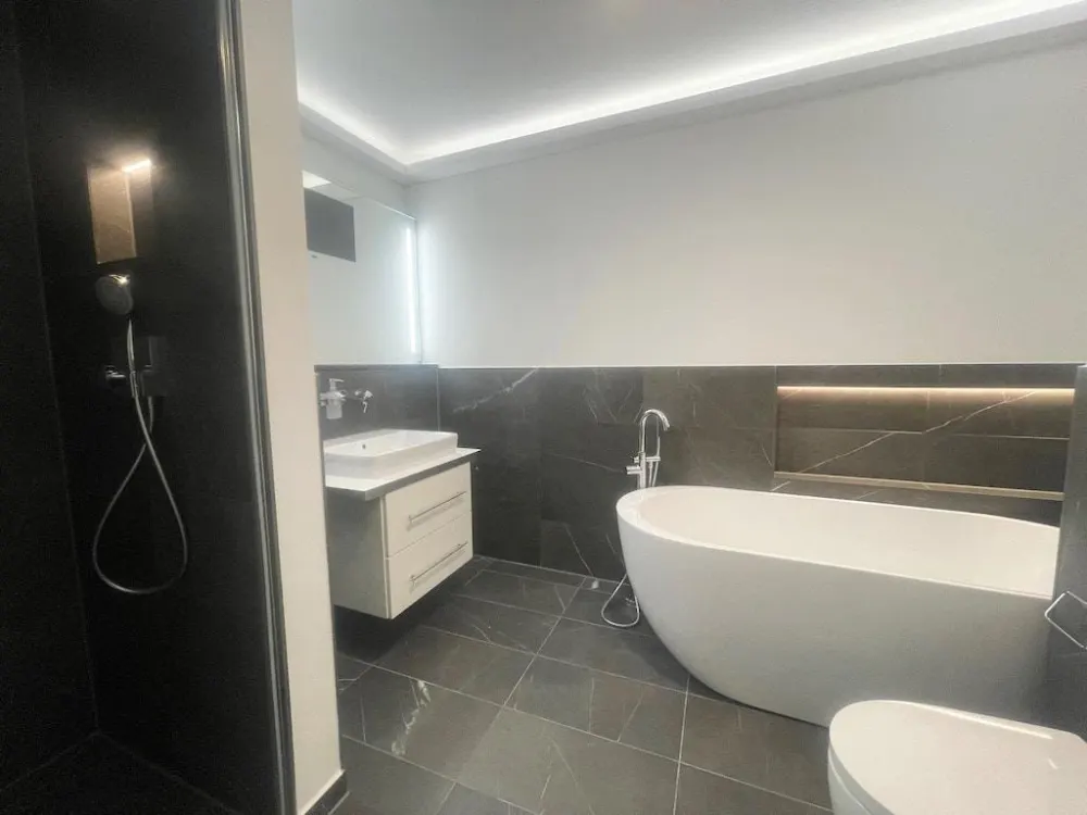 Ganz oben! * Lift * Dunkles Parkett * Fußbodenheizung * tolles Bad mit Wanne & Dusche * LED-Licht