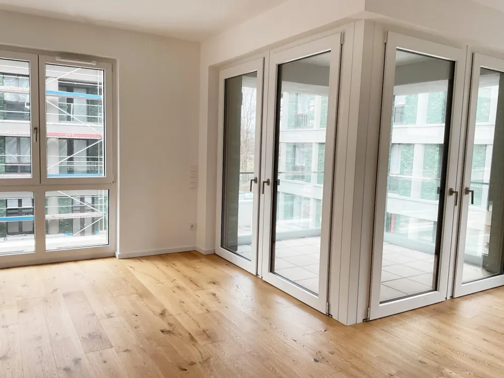 Neubaukomfort: 2 Zimmer mit Glaswand-Loggia, kompakter Schnitt, Einbauküche, Walk-In-Dusche, Aufzug