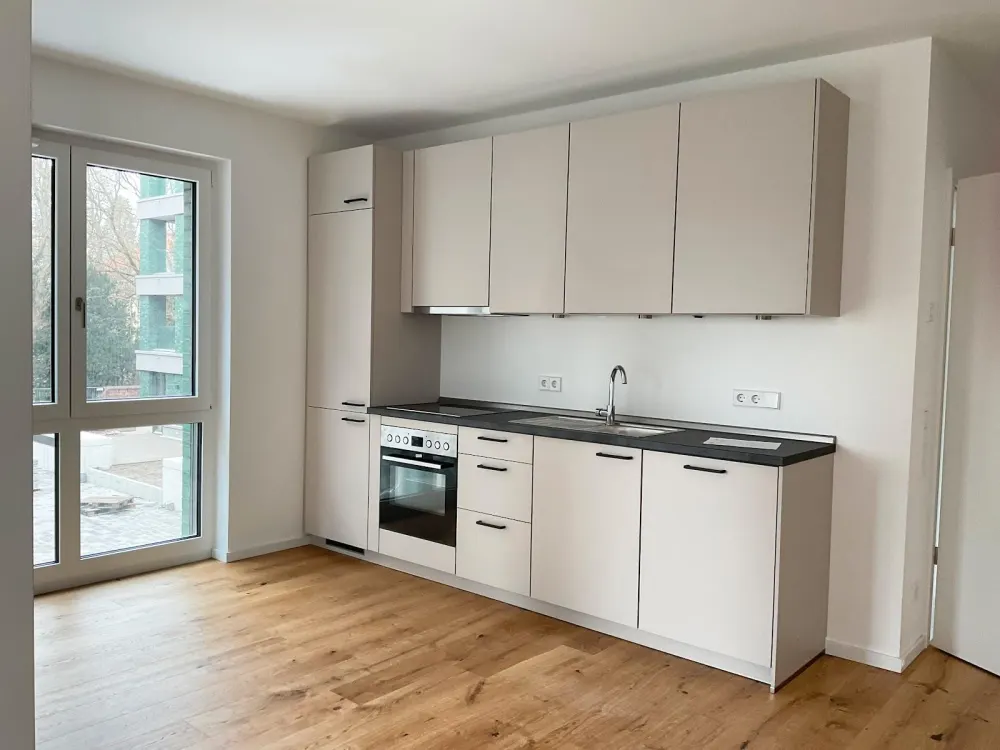Neubaukomfort: 2 Zimmer mit Glaswand-Loggia, kompakter Schnitt, Einbauküche, Walk-In-Dusche, Aufzug