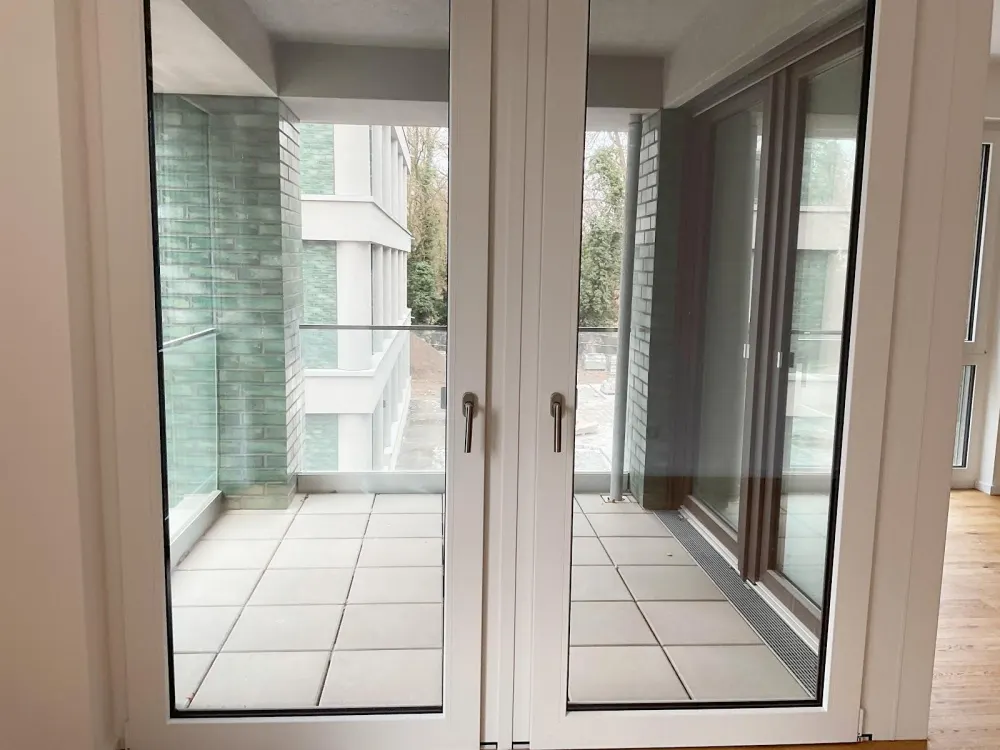 Neubaukomfort: 2 Zimmer mit Glaswand-Loggia, kompakter Schnitt, Einbauküche, Walk-In-Dusche, Aufzug