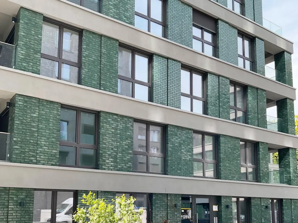 Neubaukomfort: 2 Zimmer mit Glaswand-Loggia, kompakter Schnitt, Einbauküche, Walk-In-Dusche, Aufzug