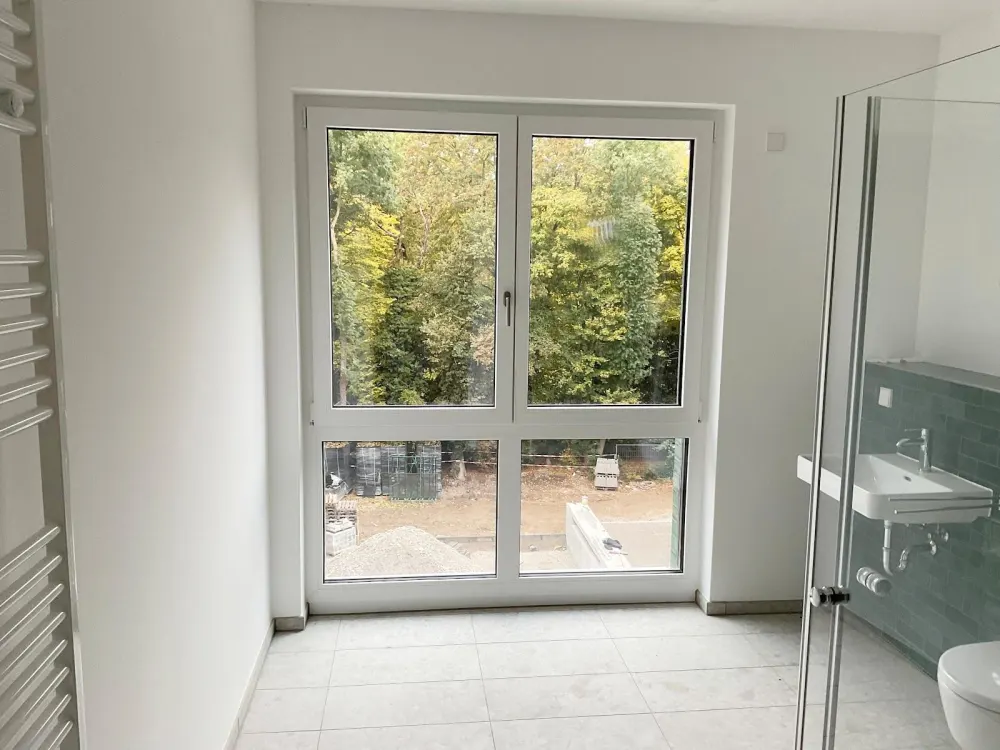 Neubaukomfort: 2 Zimmer mit Glaswand-Loggia, kompakter Schnitt, Einbauküche, Walk-In-Dusche, Aufzug