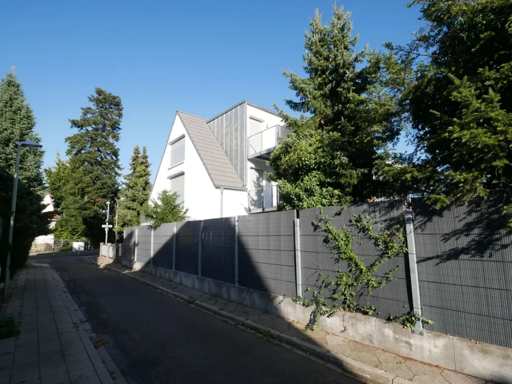 Hell und individuell, kleine DHH auf 3 Etagen mit Einbauküche, Terrasse, Garten und Sellplatz!