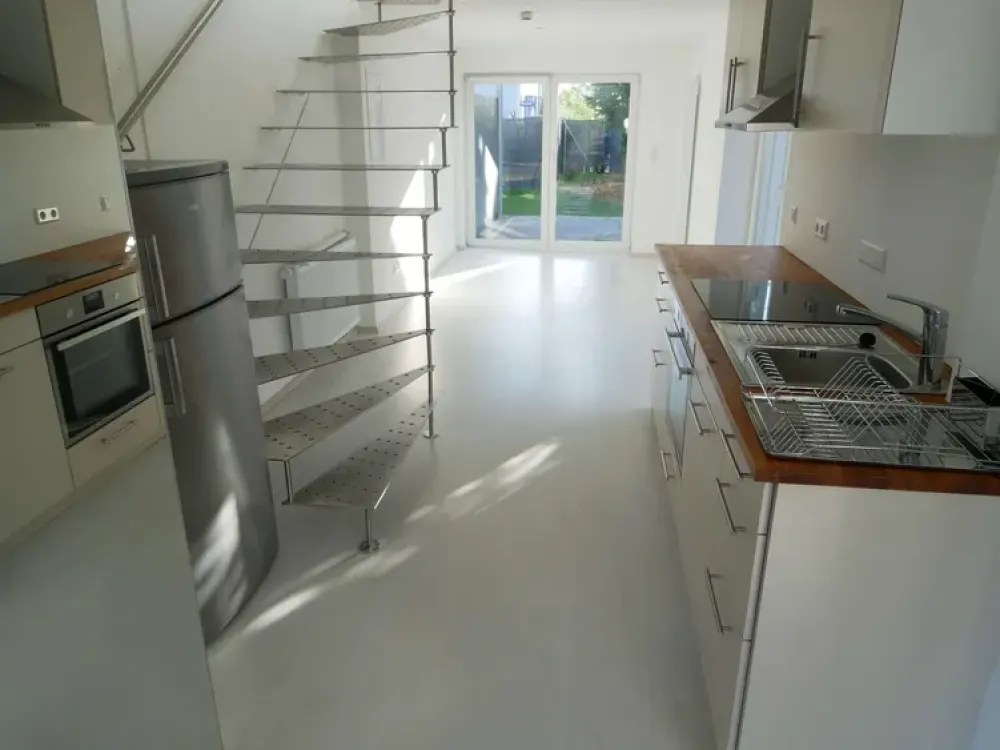 Hell und individuell, kleine DHH auf 3 Etagen mit Einbauküche, Terrasse, Garten und Sellplatz!