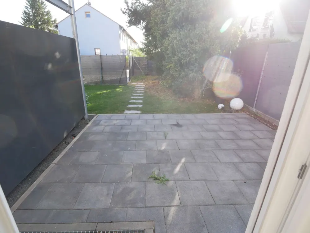 Hell und individuell, kleine DHH auf 3 Etagen mit Einbauküche, Terrasse, Garten und Sellplatz!