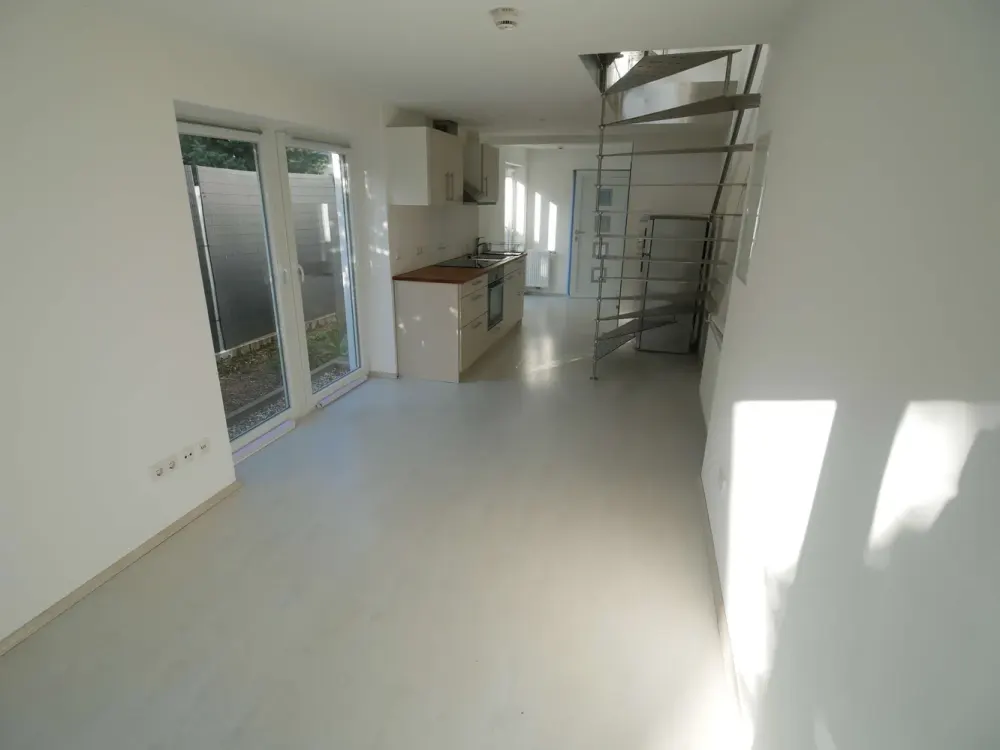 Hell und individuell, kleine DHH auf 3 Etagen mit Einbauküche, Terrasse, Garten und Sellplatz!