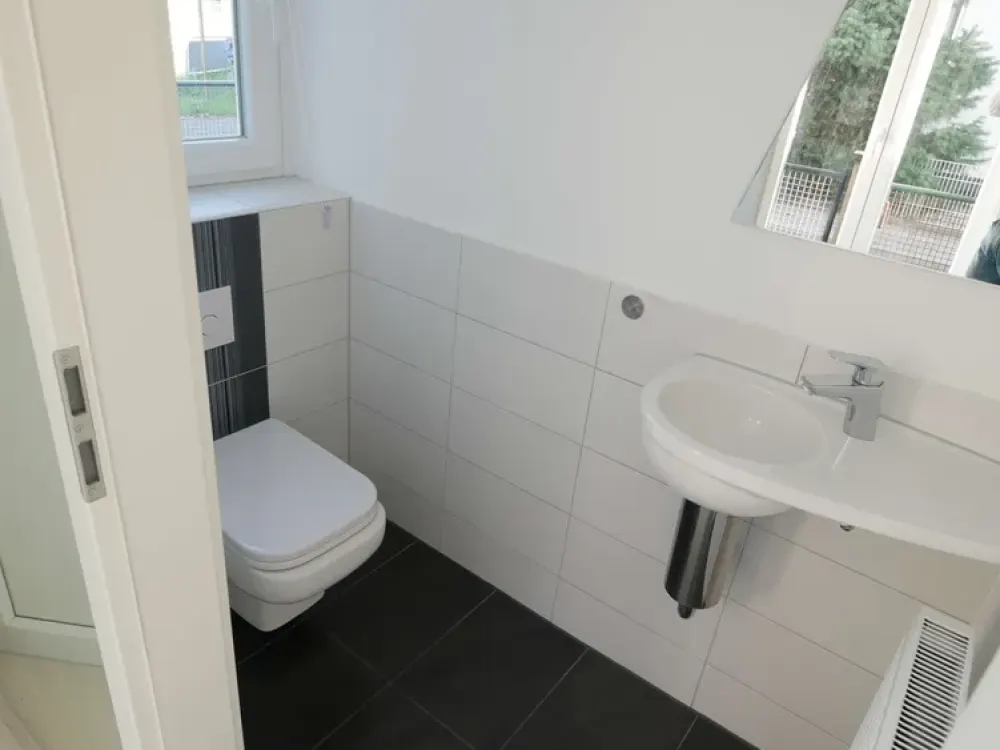 Hell und individuell, kleine DHH auf 3 Etagen mit Einbauküche, Terrasse, Garten und Sellplatz!
