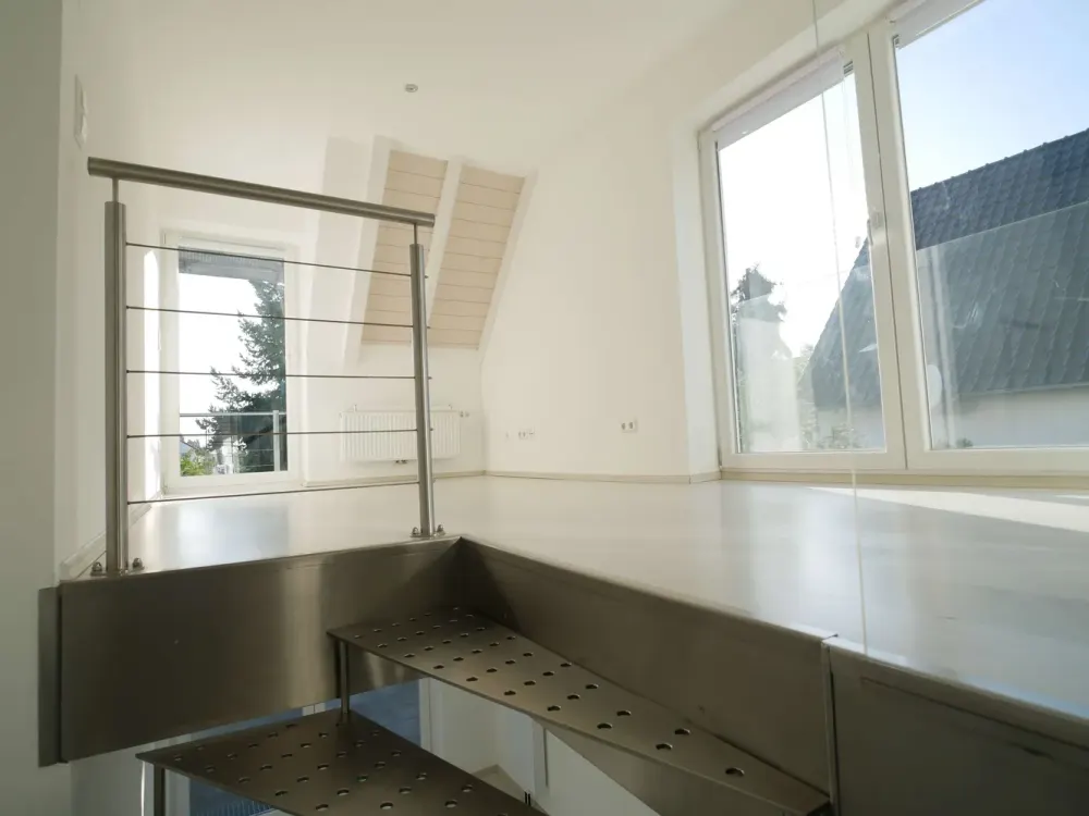 Hell und individuell, kleine DHH auf 3 Etagen mit Einbauküche, Terrasse, Garten und Sellplatz!