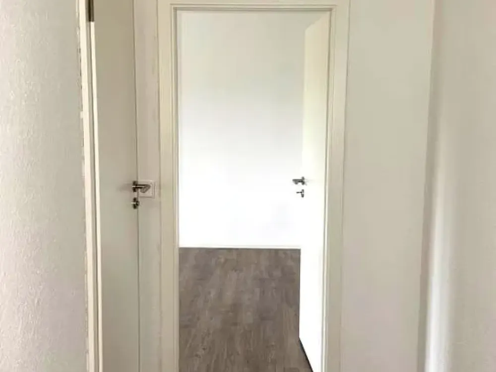 Bezugsfrei. Frisch renoviert. Bereit. / Available now. Renovated. Ready for you.