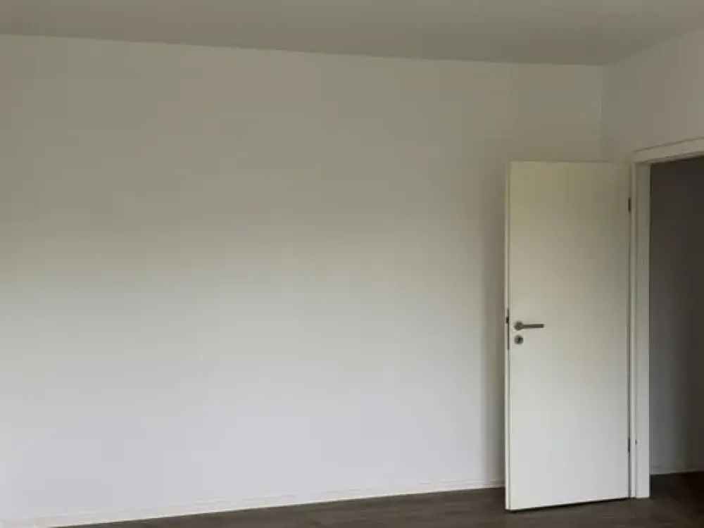 Bezugsfrei. Frisch renoviert. Bereit. / Available now. Renovated. Ready for you.