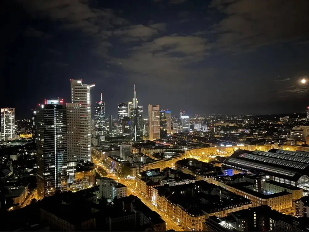 Skyline Living voll möblierte 4-Zimmer-Residenz mit Balkon, Concierge & Stellplatz