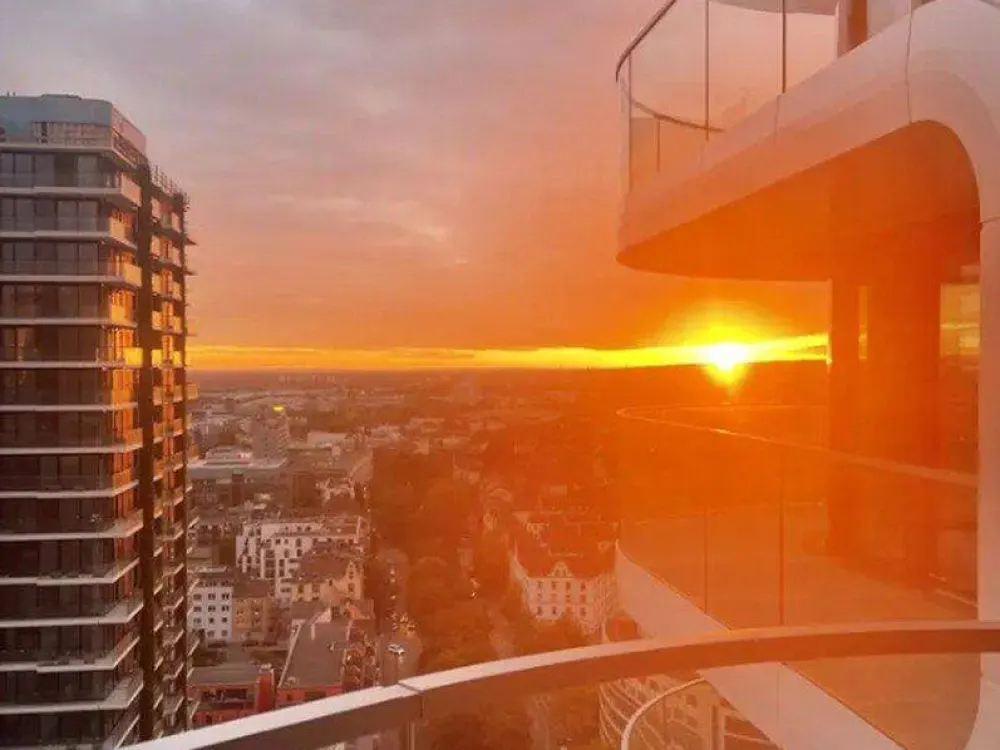 Skyline Living voll möblierte 4-Zimmer-Residenz mit Balkon, Concierge & Stellplatz