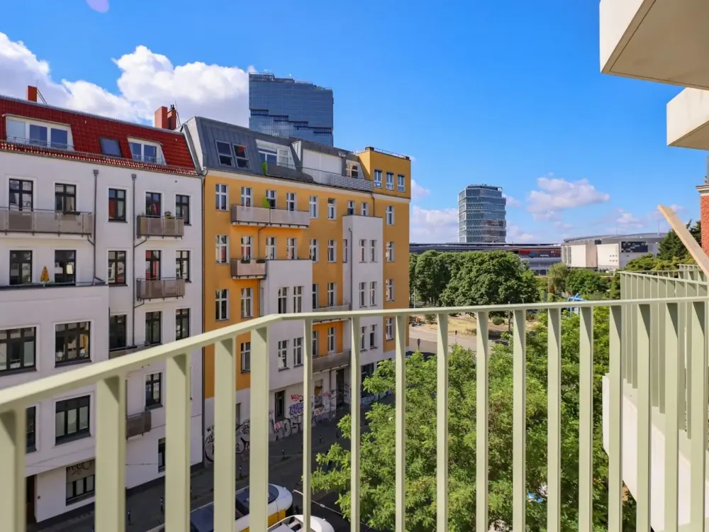FRIEDRICH: Studio with Carpenter Furniture and Balcony I Parcel Station, Calisthenics and Rooftop Terrace!