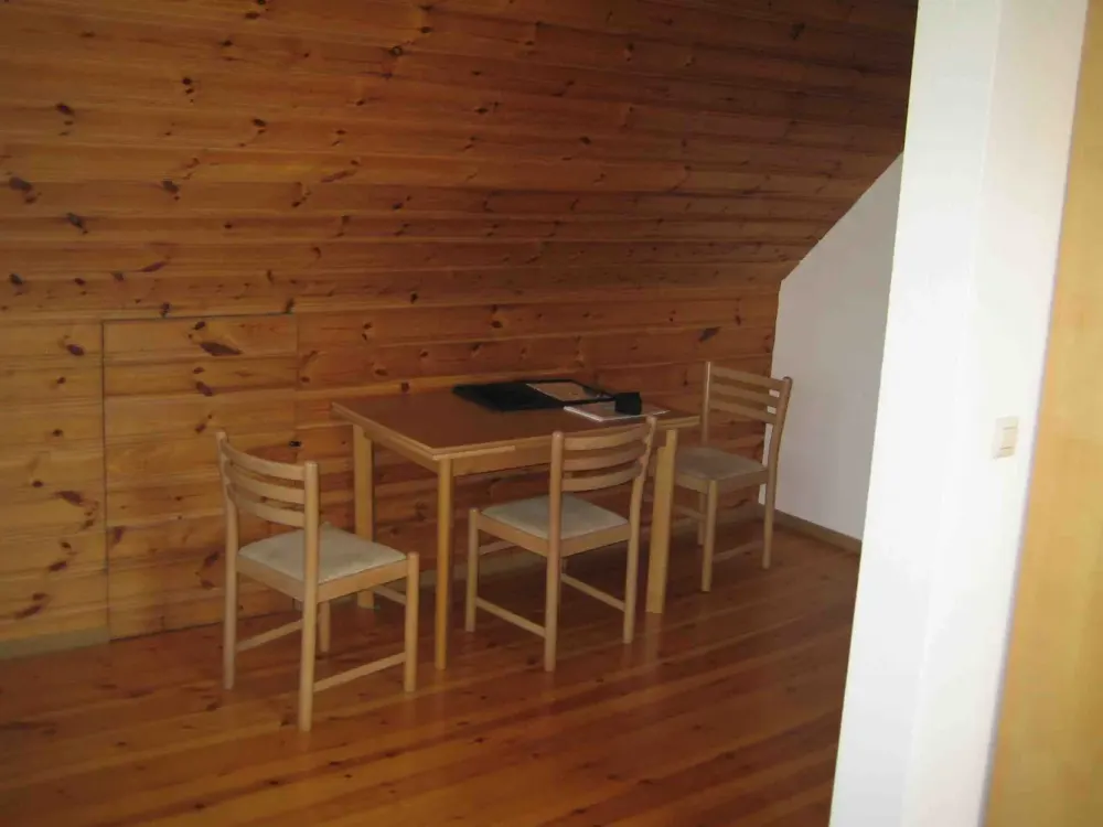 Möblierte Dachgeschosswohnung 1 Zi, Küche, Bad+WC