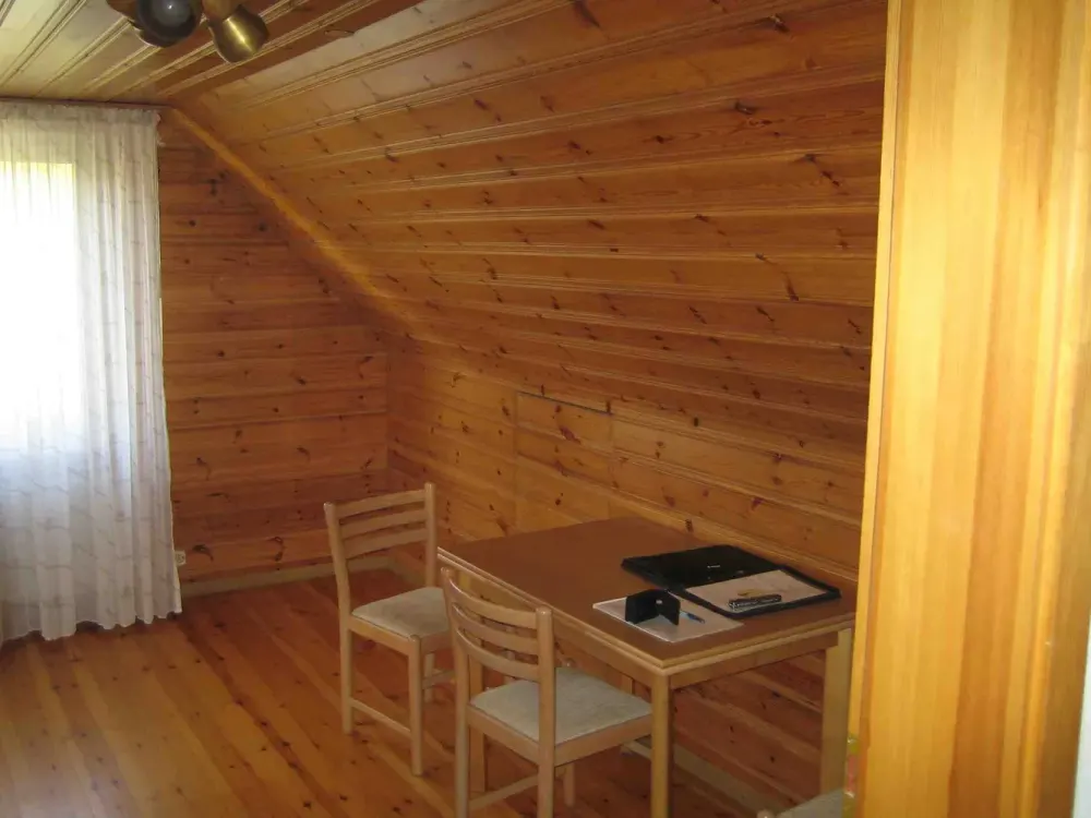 Möblierte Dachgeschosswohnung 1 Zi, Küche, Bad+WC