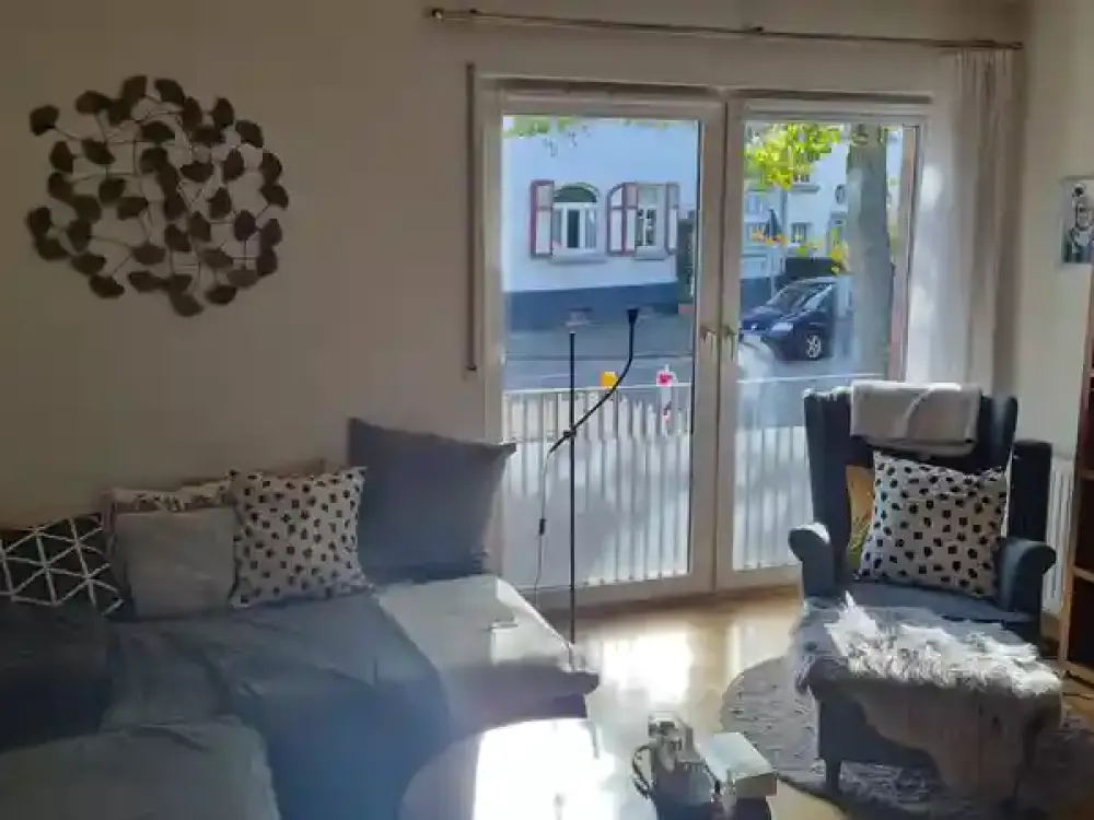 Schön geschnittene, ruhige 2-Zimmer-Wohnung mit Balkon und Tiefgaragenstellplatz