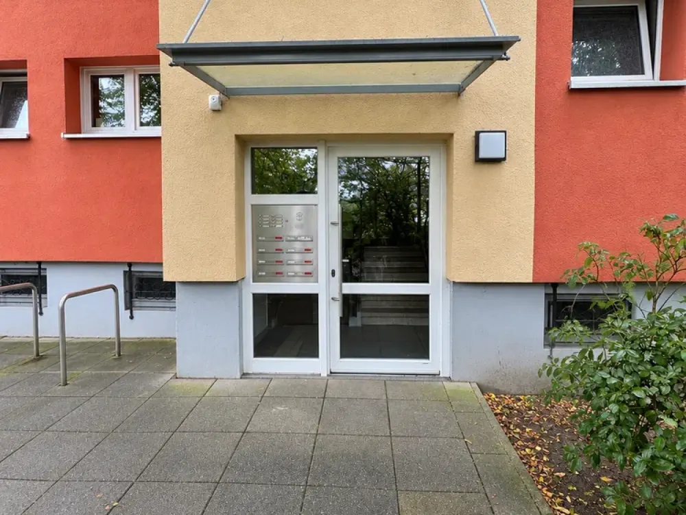 Sanierte 3-Zimmer-Wohnung mit Loggia und Einbauküche in ruhiger rückwärtiger Lage