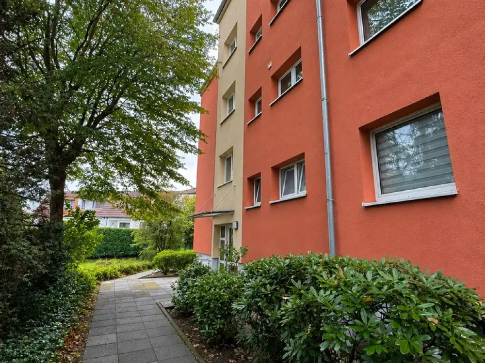 Sanierte 3-Zimmer-Wohnung mit Loggia und Einbauküche in ruhiger rückwärtiger Lage