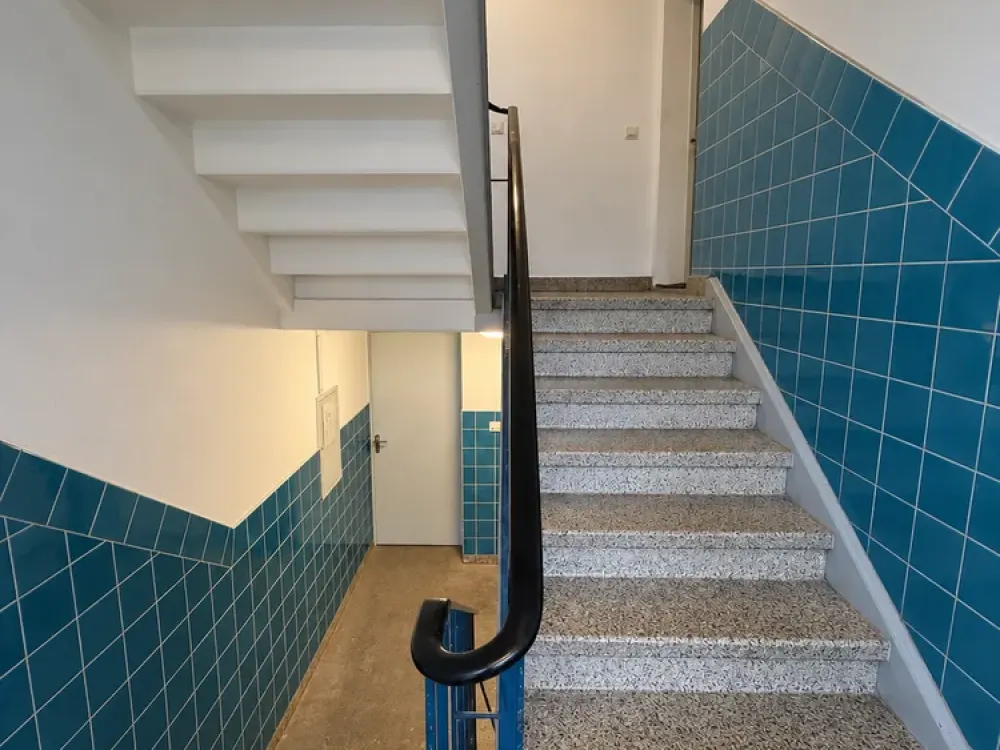 Sanierte 3-Zimmer-Wohnung mit Loggia und Einbauküche in ruhiger rückwärtiger Lage