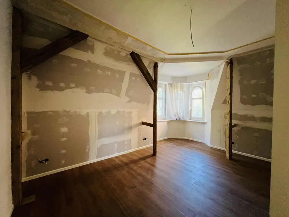 Helle, lichtdurchflutete 3 Zimmer DG-Wohnung/ Erstbezug nach Komplettsanierung 2026