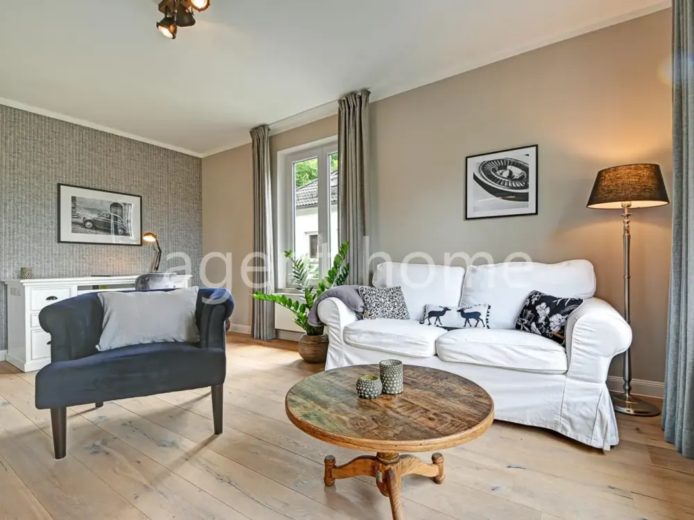 MÖBLIERT - LUXURIOUS LIVING - Helle Wohnung mit Balkon