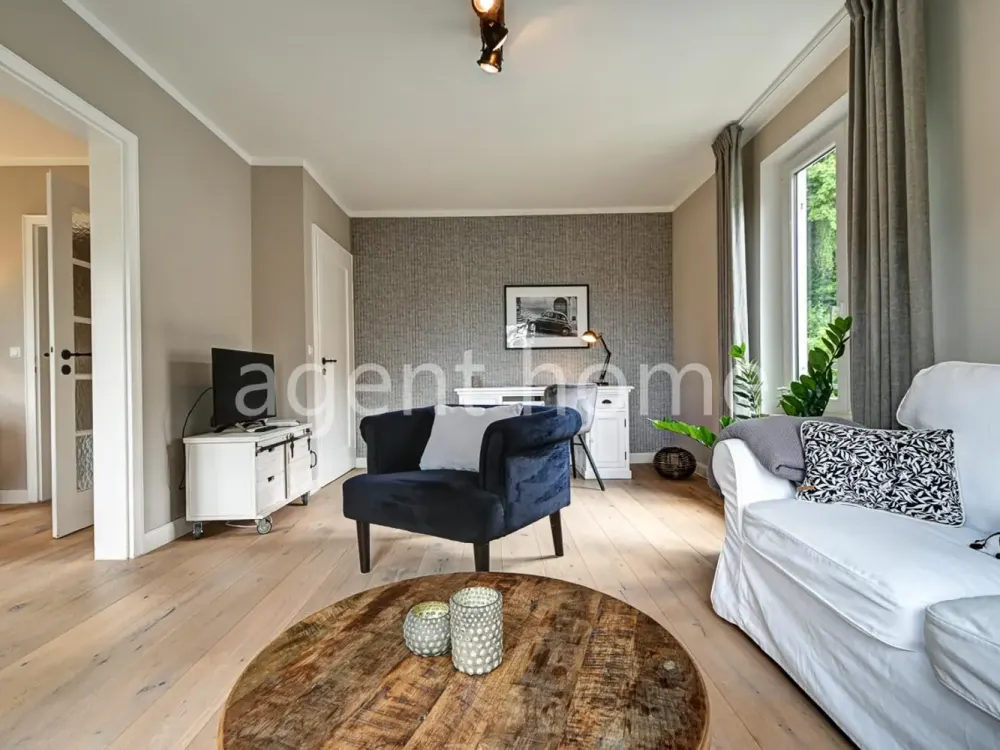 MÖBLIERT - LUXURIOUS LIVING - Helle Wohnung mit Balkon